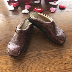 Alegria Seville Yeehaw brown clog